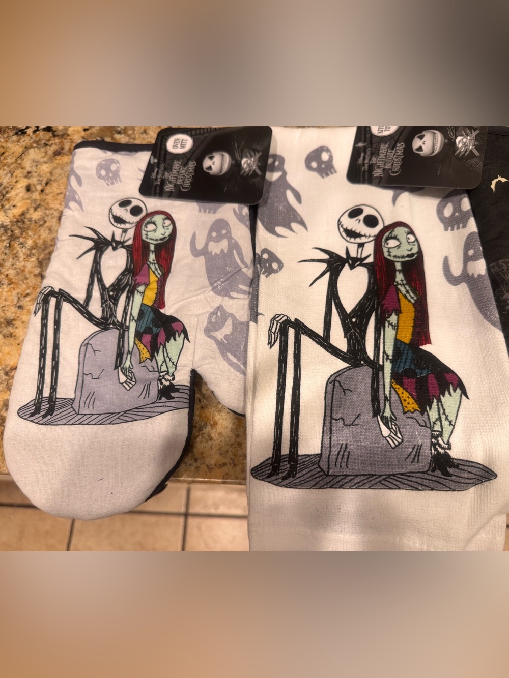NWT Nightmare Before Christmas Jack Skellington & Sally Oven Mitt & Towel Set